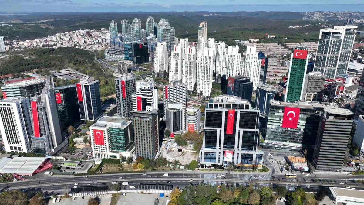 İstanbul\'da Dev Türk Bayrakları