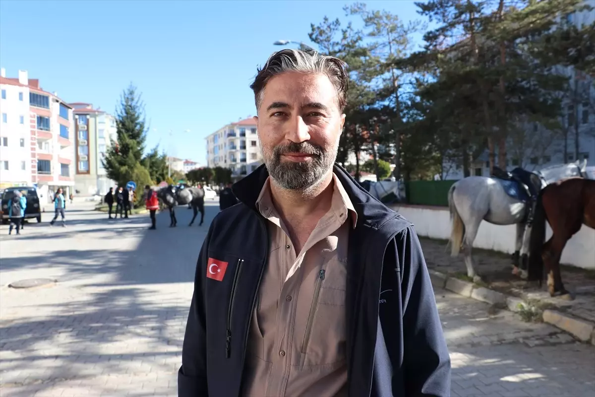 İstiklal Yolu\'nu at sırtında geçtiler