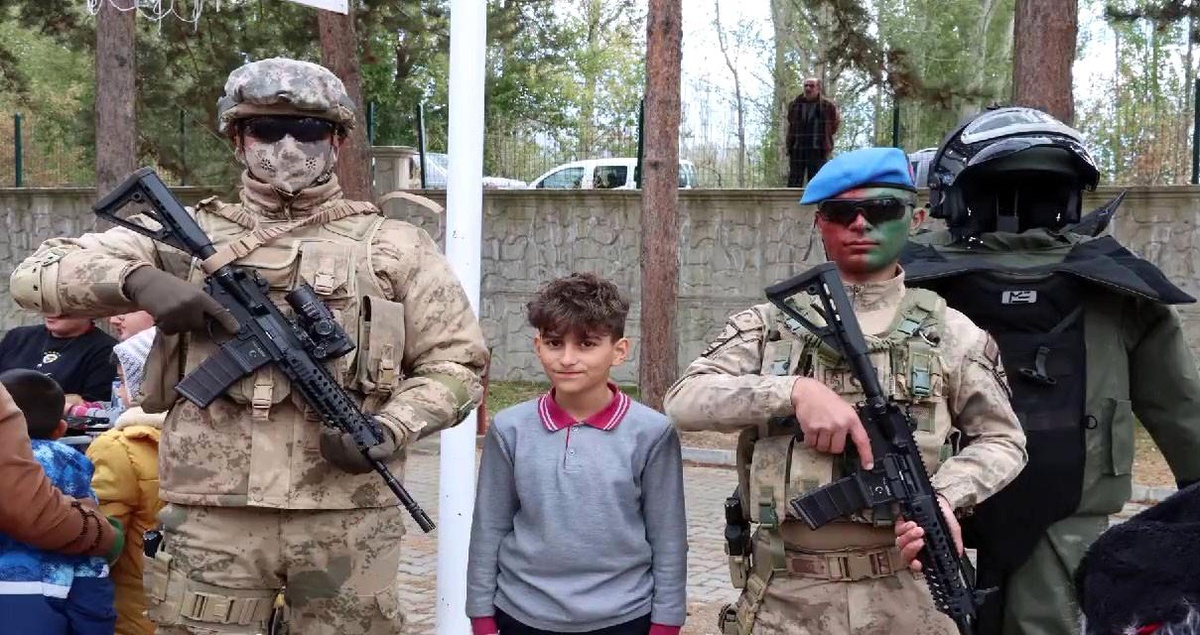 Jandarmadan öğrencilere teorik ve pratik bilgilendirme