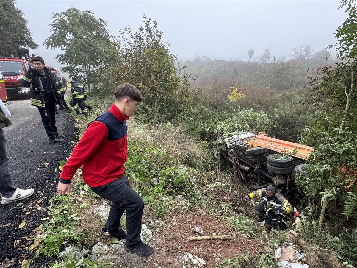 Kamyon Devrildi, Sürücü Hastaneye Kaldırıldı
