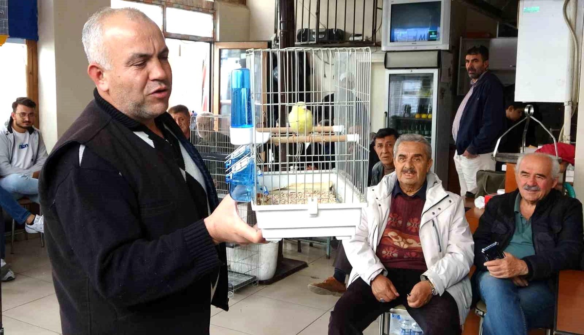 Kütahya\'da Kuş Borsası Renkli Görüntülere Sahip