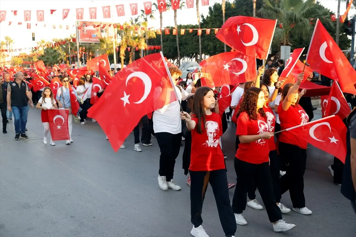 Mersin\'de 101 metre Türk bayrağıyla Cumhuriyet yürüyüşü düzenlendi