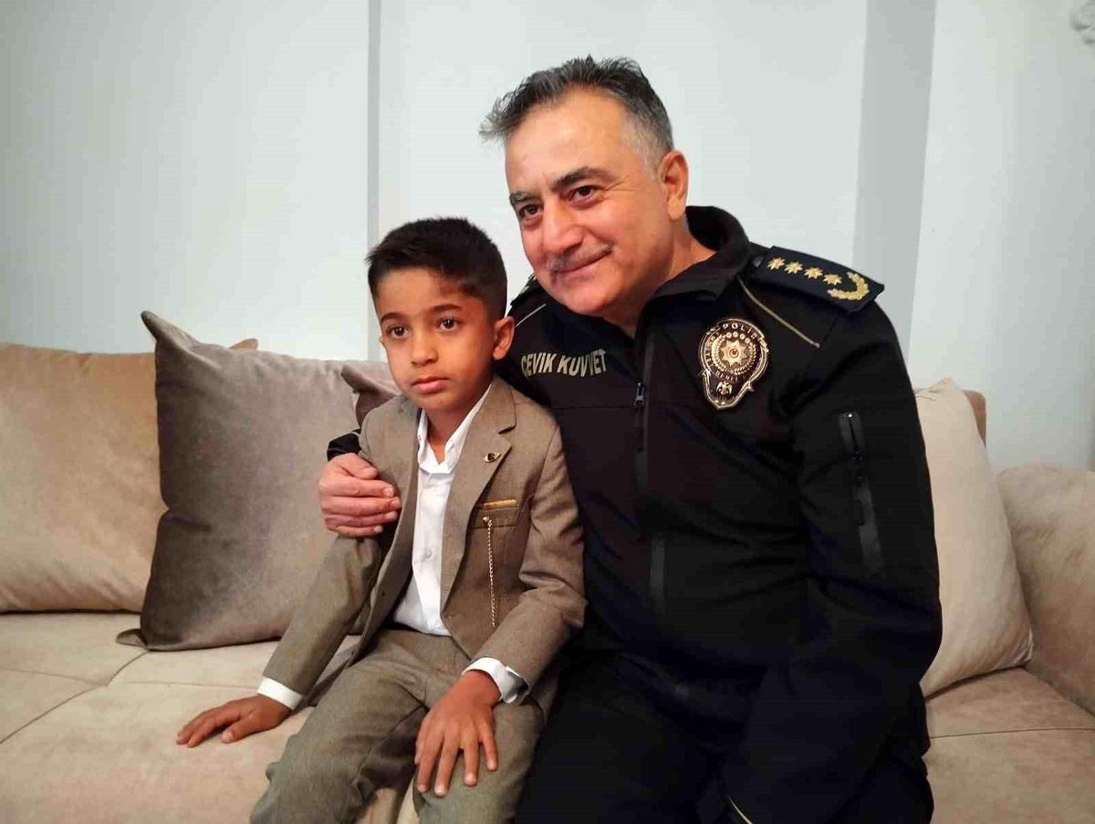 Minik Yiğit Eymen\'in İstiklal Marşı duyarlılığına Emniyet Müdürü Orhan duyarsız kalmadı