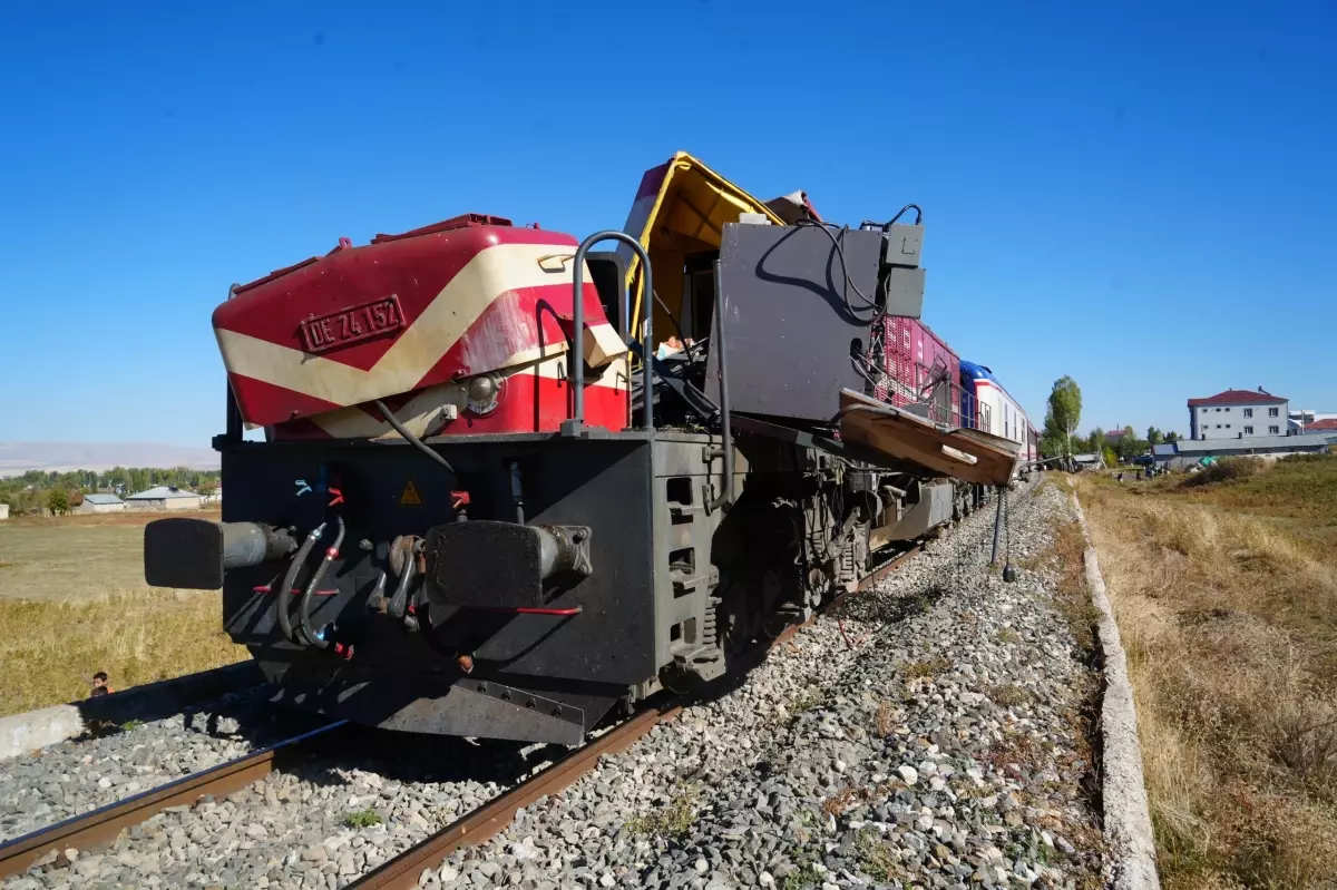 Muş\'ta tren kazası: Bir makinist öldü, iki kişi yaralandı