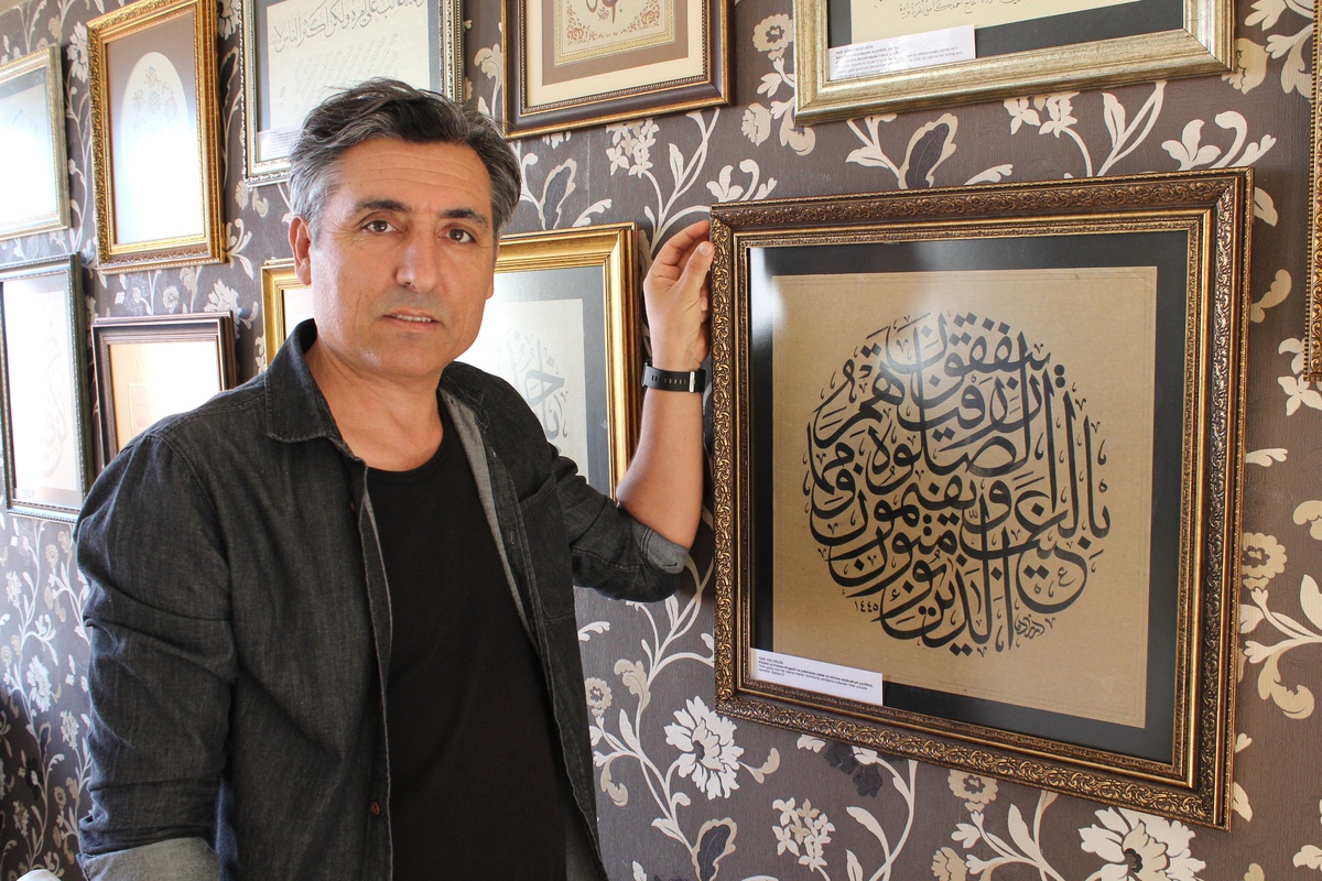 Öğretmen çift, hat ve tezhip sanatıyla ilgileniyor
