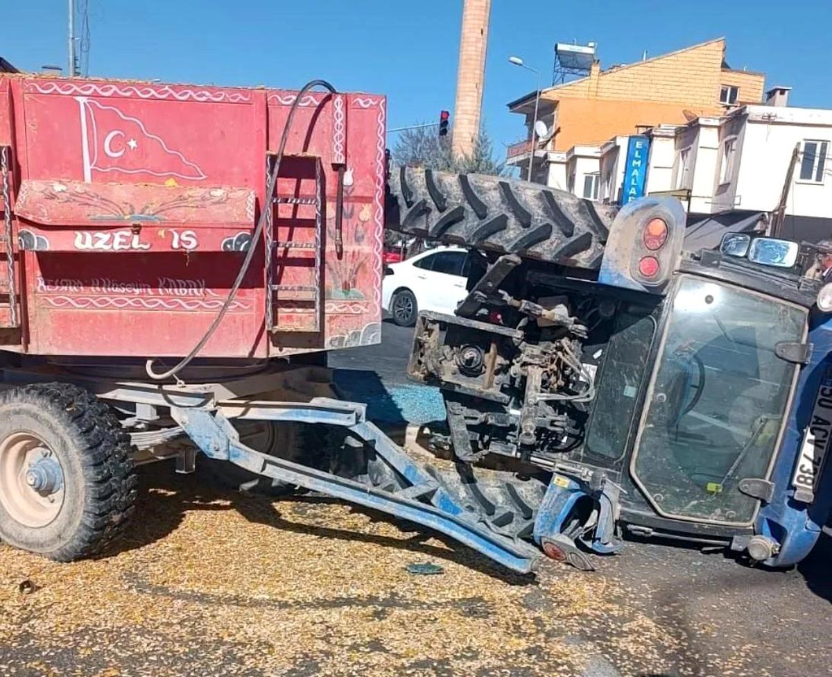 Nevşehir\'de Traktör Minibüslerle Çarpıştı