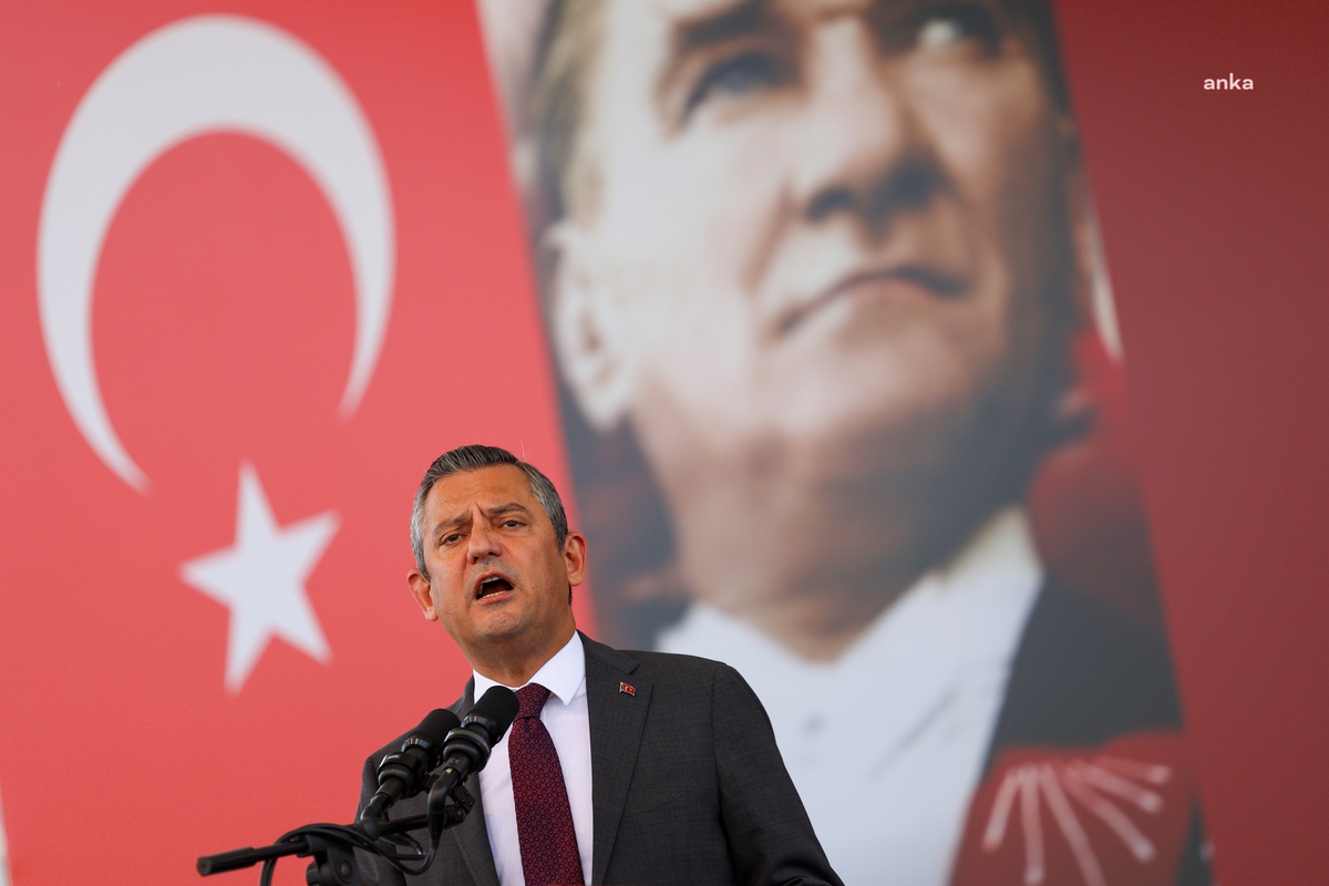 Özgür Özel\'den Cumhuriyet Bayramı Mesajı: "Tüm Yurttaşlarımızı 101\'inci Yılında Cumhuriyetimizin Coşkusunu Doyasıya Yaşamaya Çağırıyorum"