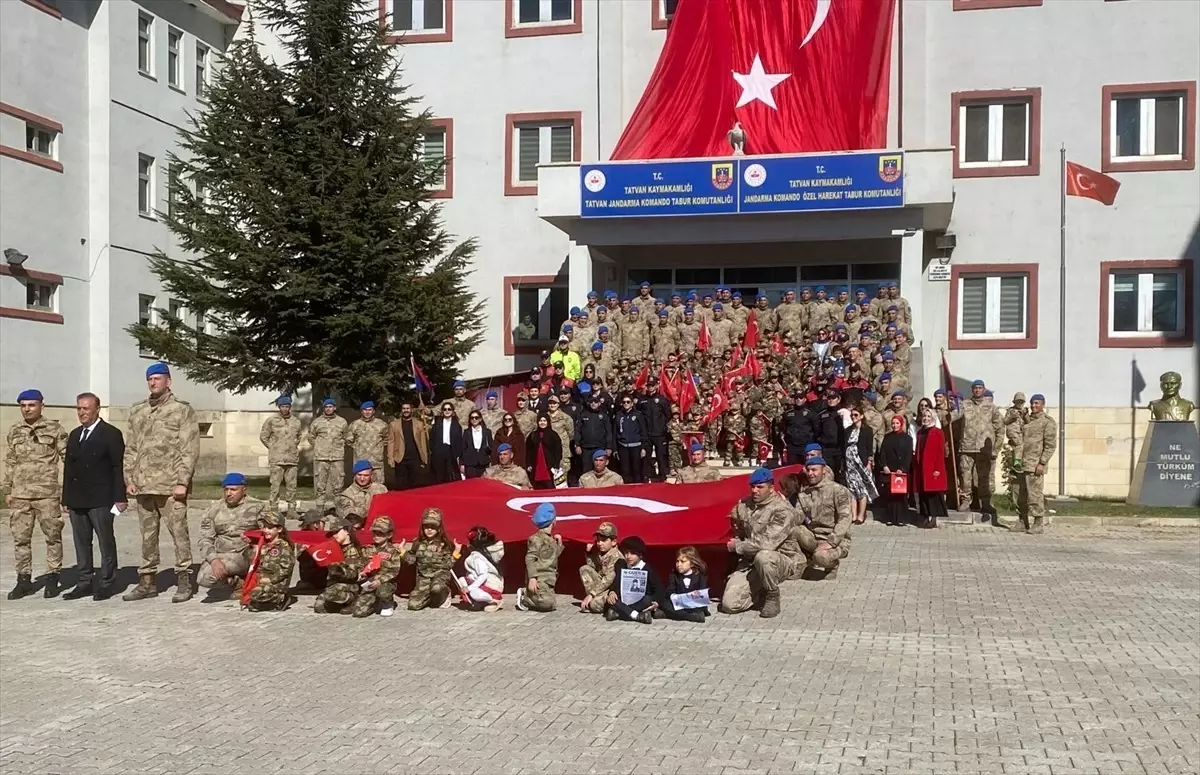 Tatvan\'da minik öğrenciler Cumhuriyet Bayramı coşkusunu yaşadı