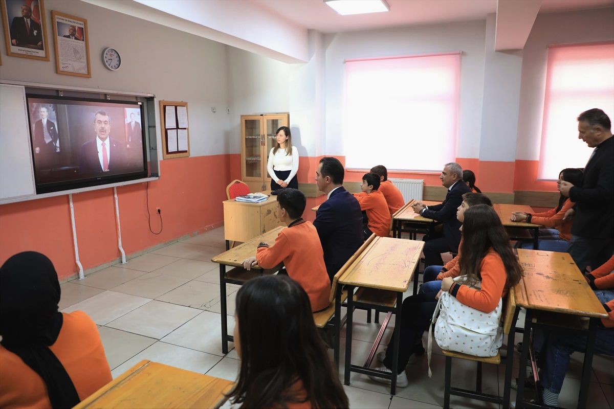 Van, Bitlis ve Muş\'ta öğrenciler "Dersimiz Cumhuriyete Doğru" filmini izledi
