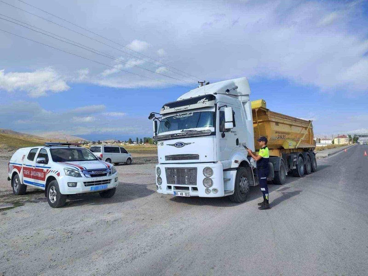 Van\'da Jandarma Denetimleri: 82 Gözaltı, 10 Tutuklama