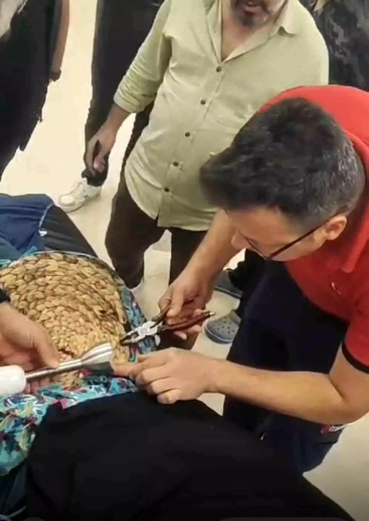 Mersin\'de Kadının Parmak Sıkışması İtfaiye Ekipleri Tarafından Kurtarıldı