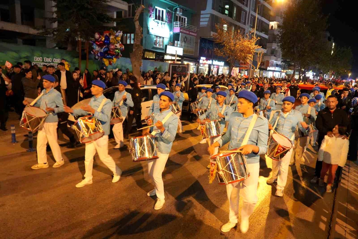 29 Ekim Cumhuriyet Bayramı\'nda Niğde\'de fener alayı düzenlendi
