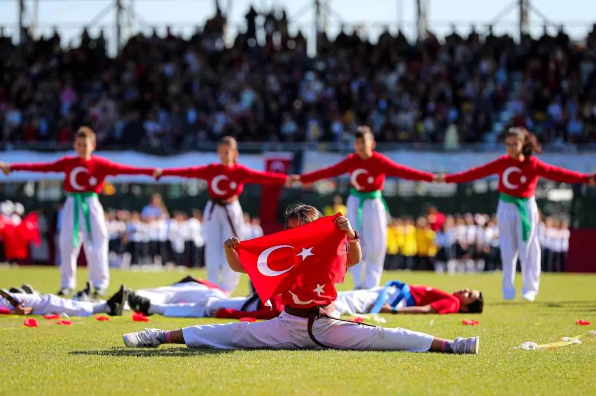 Aliağa, Cumhuriyetin 101. yılında Atatürk Stadı\'nda buluştu