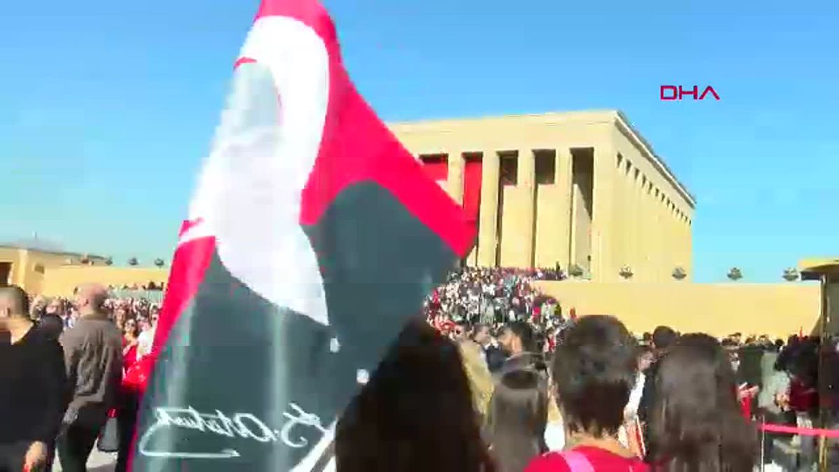 Anıtkabir\'e Binlerce Kişi Akın Etti