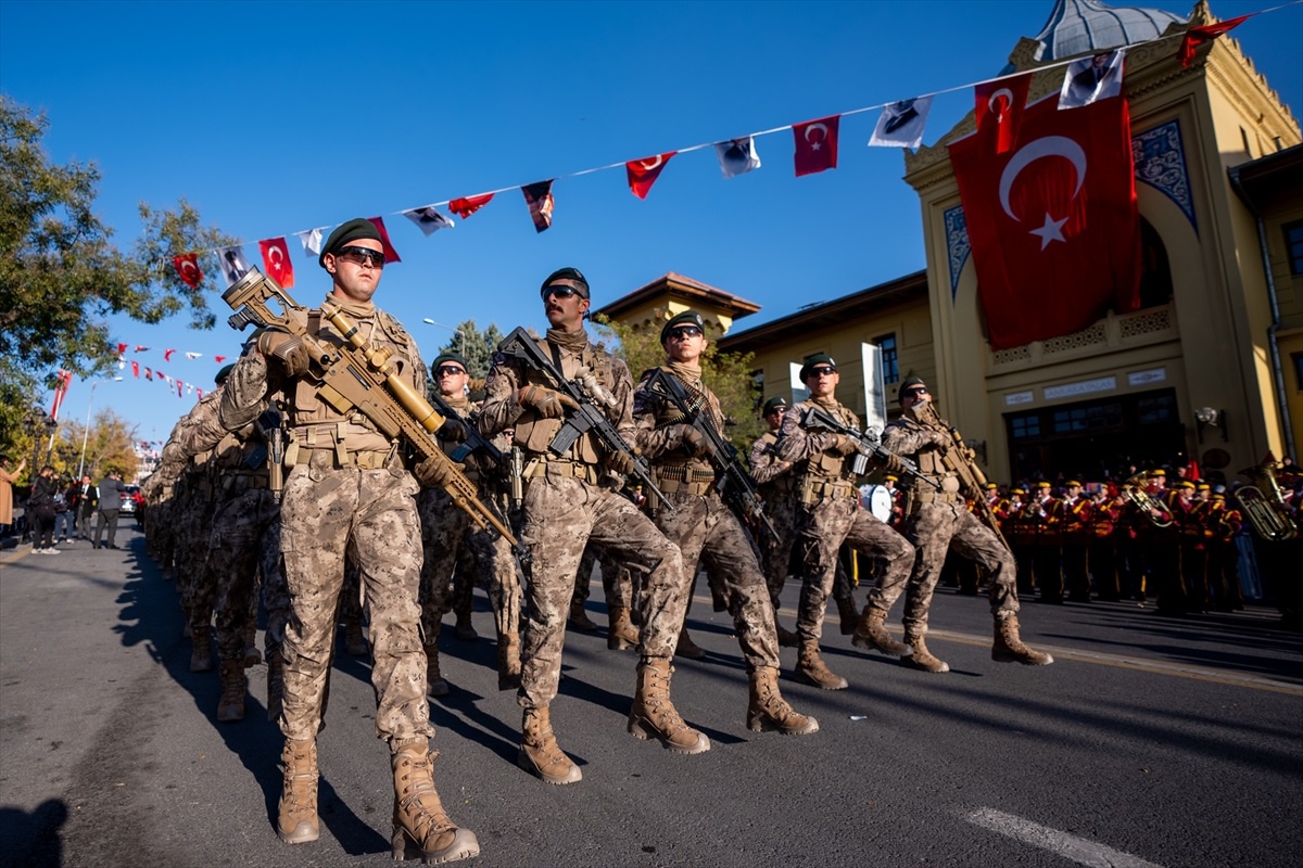 Cumhuriyet Bayramı Resmi Geçidi Ankara\'da Yapıldı