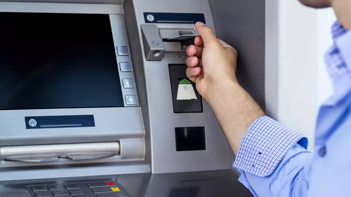 ATM\'lerdeki açığı bulup dev bankadan milyonlarca liralık nakit çektiler