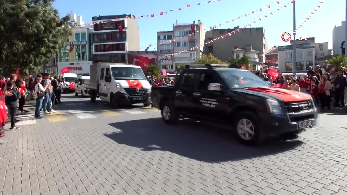 Cumhuriyetin 101. Yılında Balıkesir\'de 101 Kişi Zeybek Oynadı
