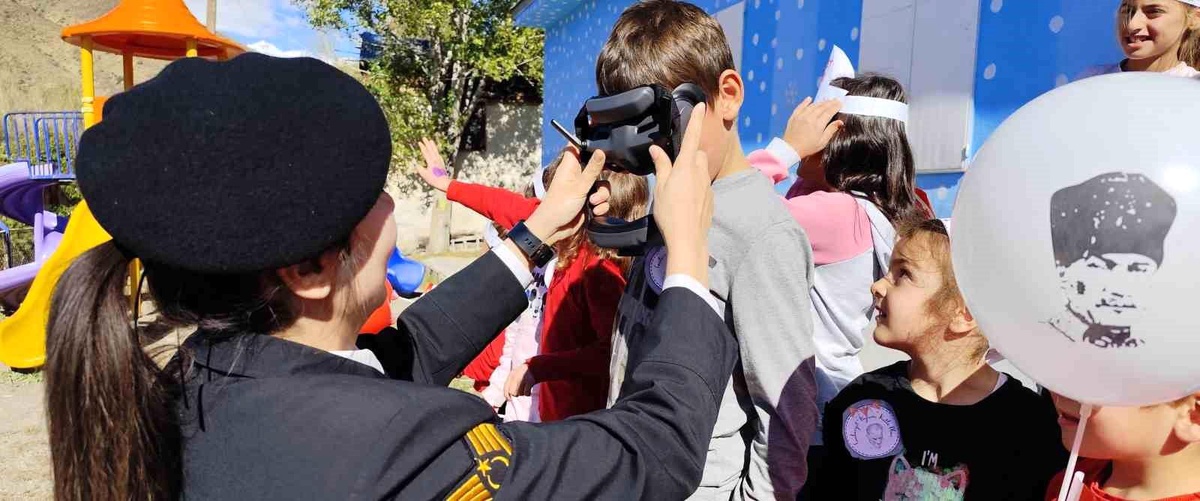 Jandarma\'dan Miniklere 29 Ekim Sürprizi