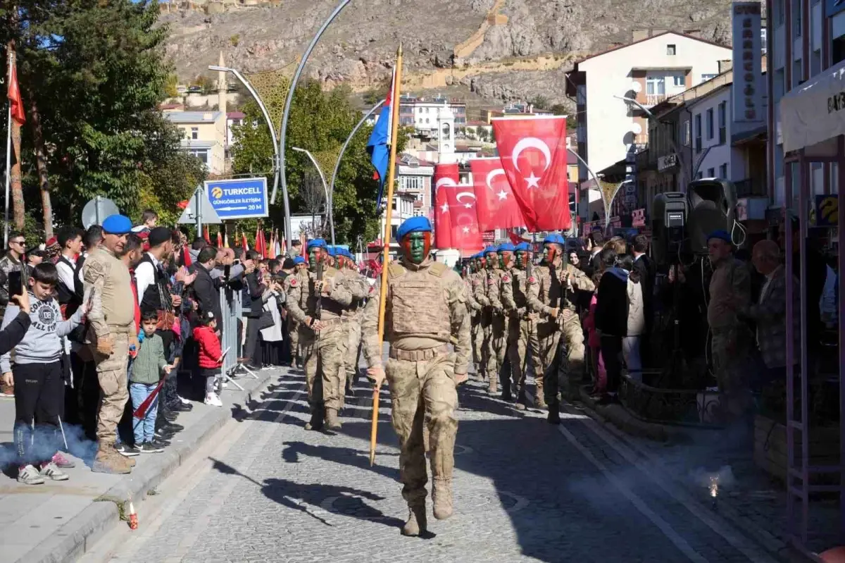 Bayburt\'ta 29 Ekim Cumhuriyet Bayramı kutlamasına komandoların gösterisi damga vurdu