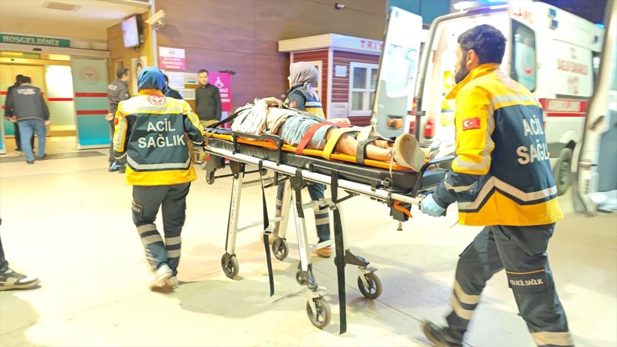 İnegöl\'de Motosiklet ve Otomobil Çarpıştı