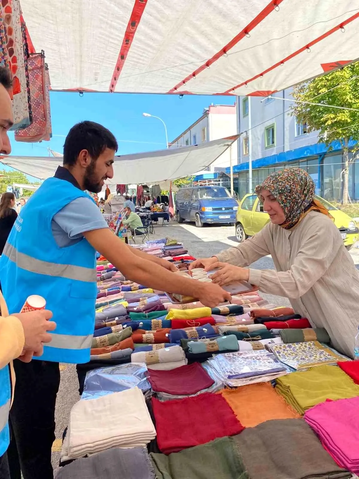 Öğrencilerden Pazarcılara Çay İkramı