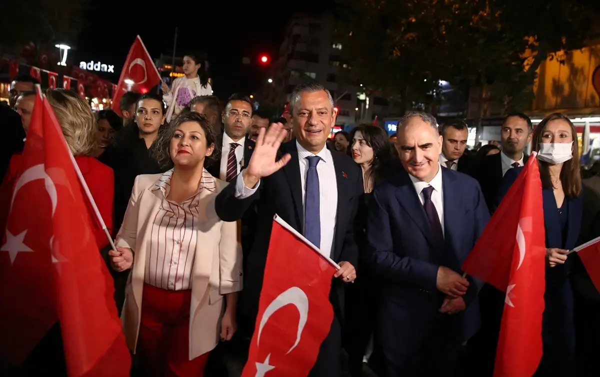 CHP Genel Başkanı Özel, Manisa\'da fener alayında yürüdü, konser dinledi