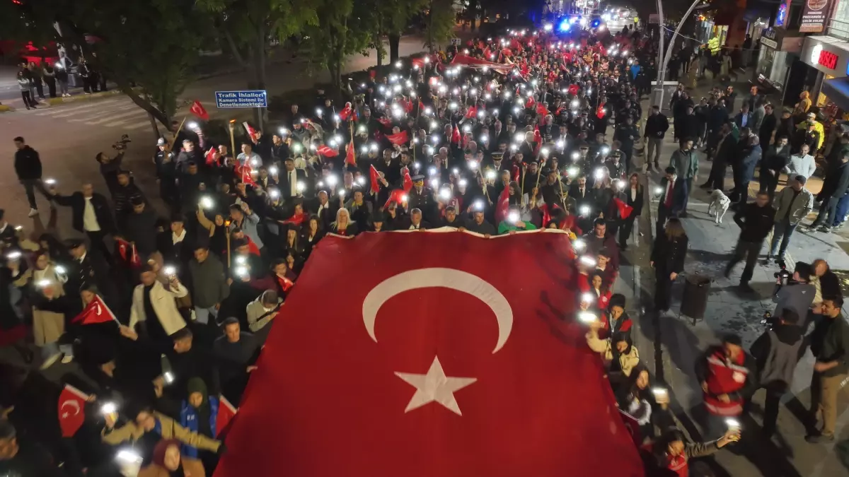 Cumhuriyet Bayramı Kutlamaları: Elazığ ve Tunceli\'de Fener Alayı ve Gösteri Uçuşu