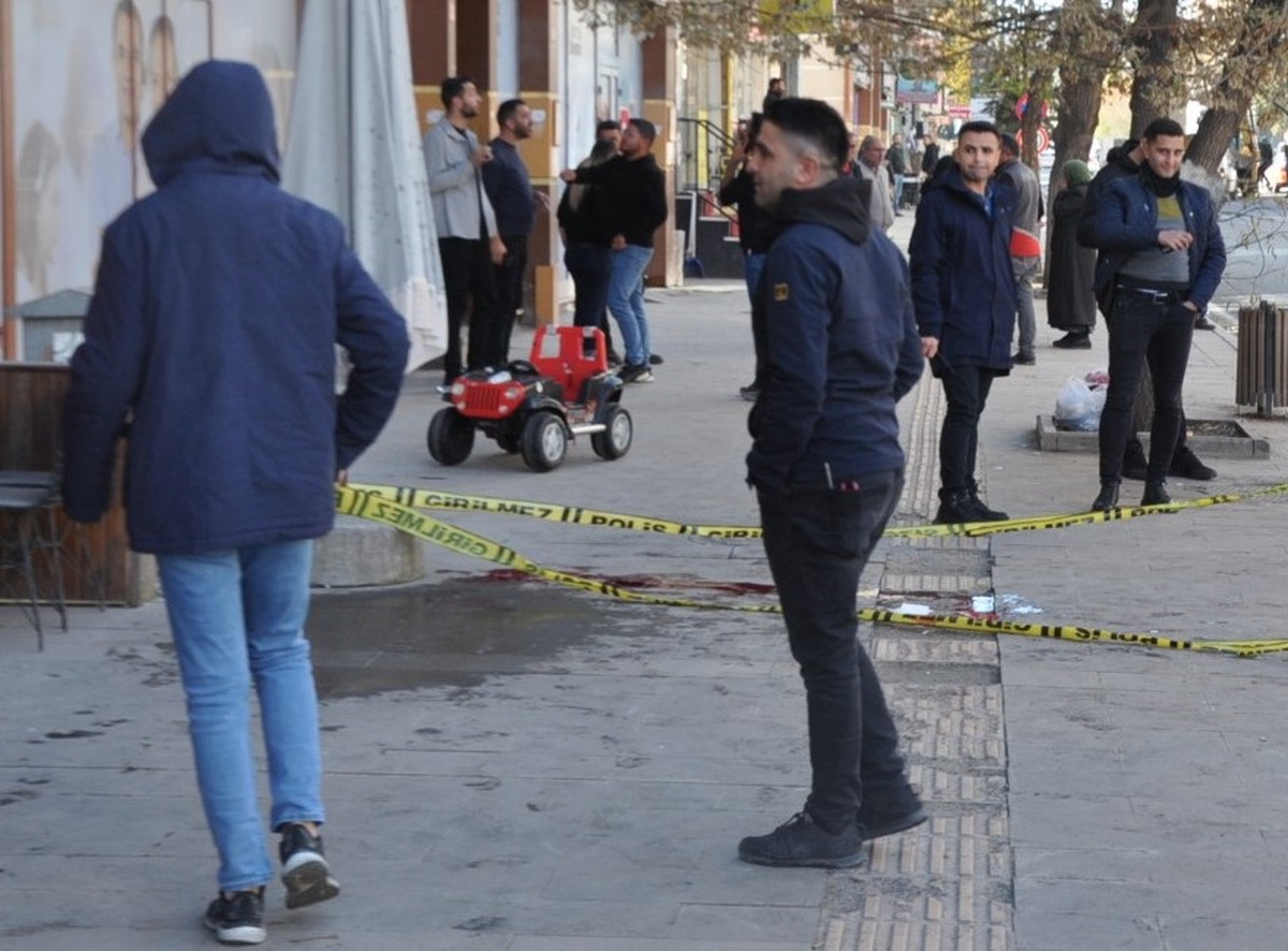 Kars\'ta Düğün Salonu Önünde Tragik Olay