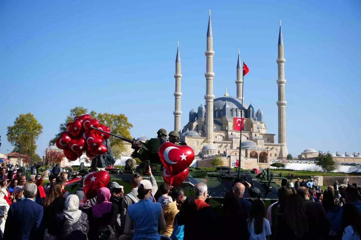 Edirne\'de 101. yıl coşkusu kalabalık cadde ve sokaklara taştı