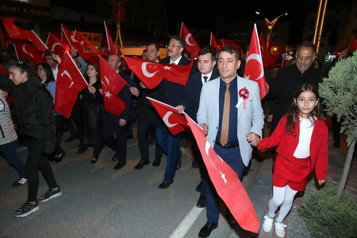 Hakkari\'de Cumhuriyet\'in 101. yıl dönümü dolayısıyla kortej yürüyüşü düzenlendi