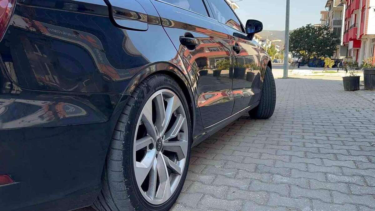 Milyonluk Araca Parke Taşı Yükleyerek Modifiye Yapan Genç
