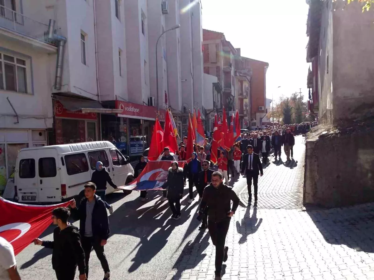 Hisarcık\'ta Cumhuriyet Yürüyüşü Coşkuyla Gerçekleşti