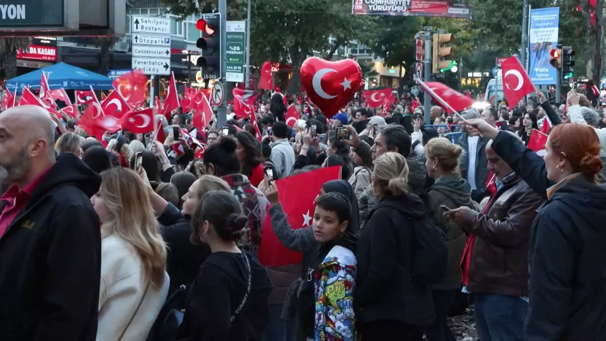 İstanbul-Kadıköy\'de Cumhuriyet Yürüyüşü\'ne binlerce kişi katıldı