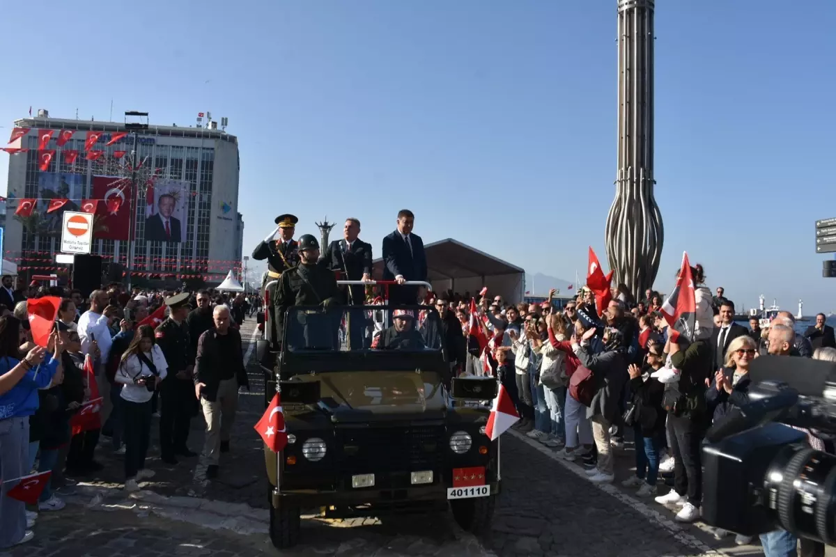 İzmir\'de Cumhuriyet\'in 101\'inci yılı coşkusu