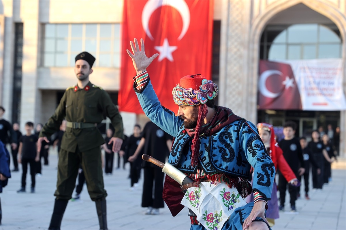 Konya\'da Cumhuriyet Bayramı\'nda 101 Kişiden Zeybek Gösterisi