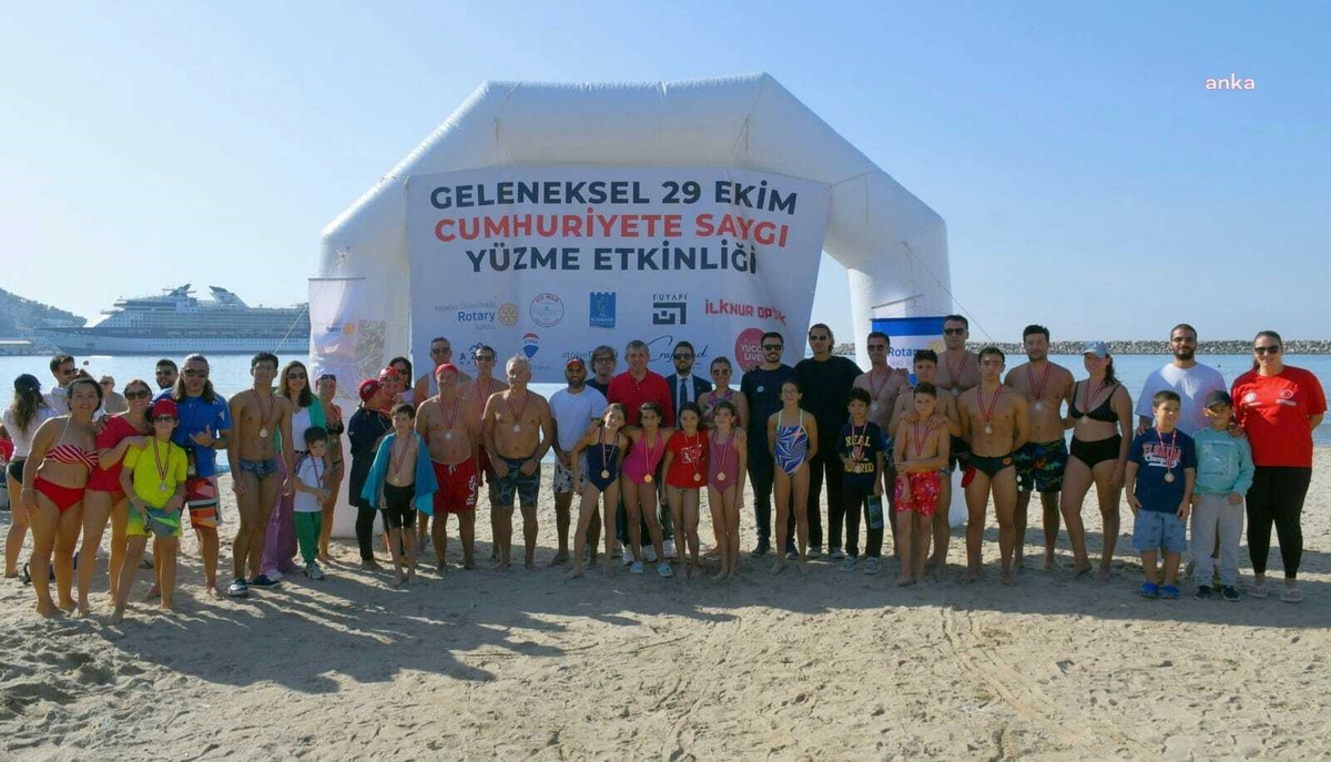 Kuşadası\'nda 29 Ekim Cumhuriyet Bayramı Yüzme Etkinliği Düzenlendi