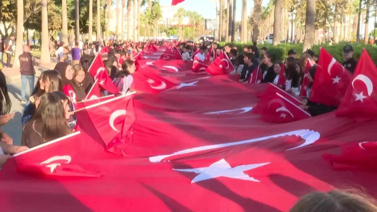 Mersin\'de Cumhuriyet Bayramı Coşkusu: 101 Metrelik Bayrak Yürüyüşü