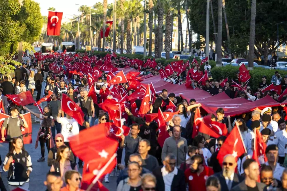 Mersin\'de 101 metre uzunluğunda Türk bayrağıyla yürüyüş yapıldı