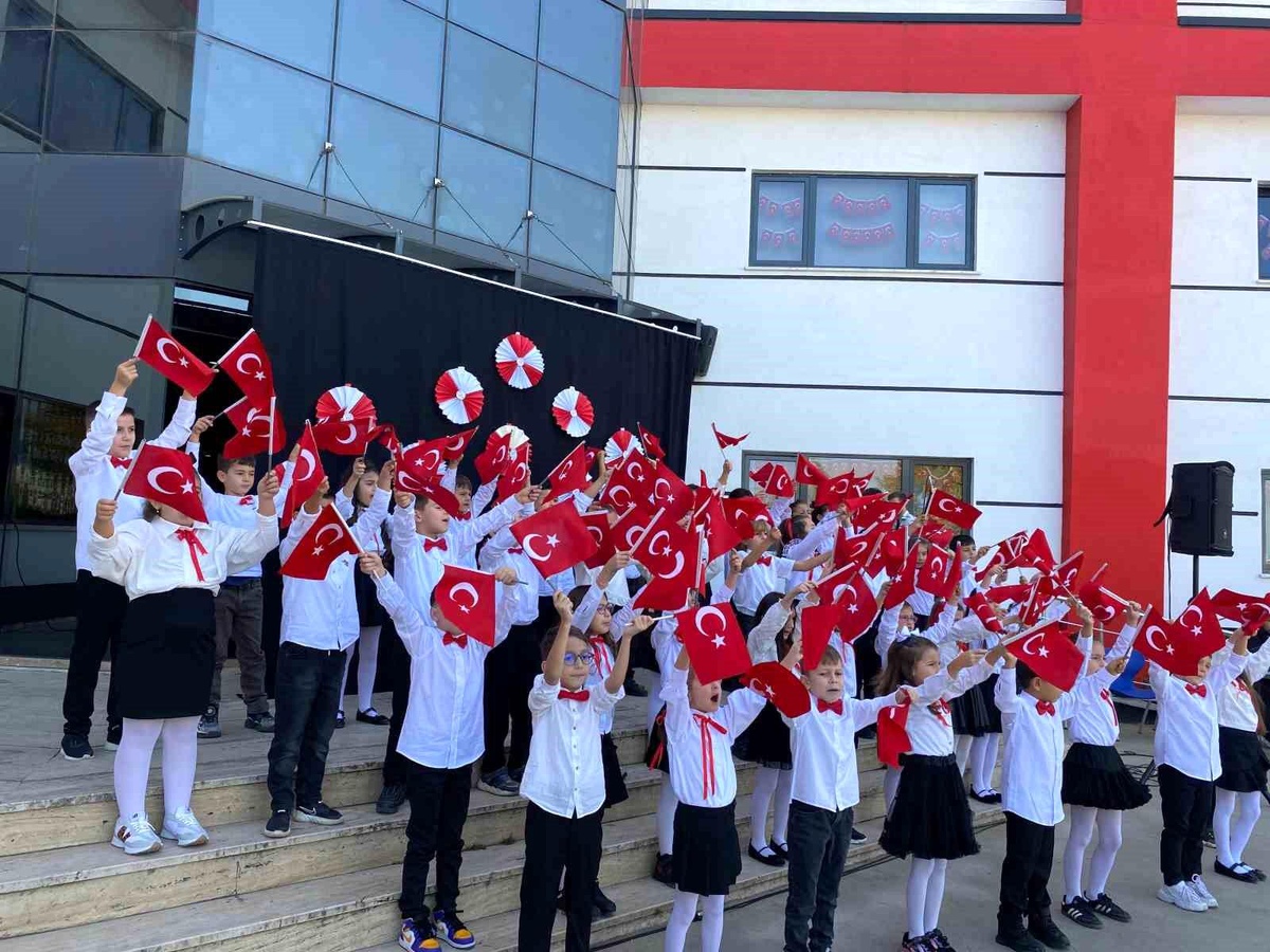 Düzce Bahçeşehir Koleji\'nde Coşkulu 29 Ekim Kutlaması