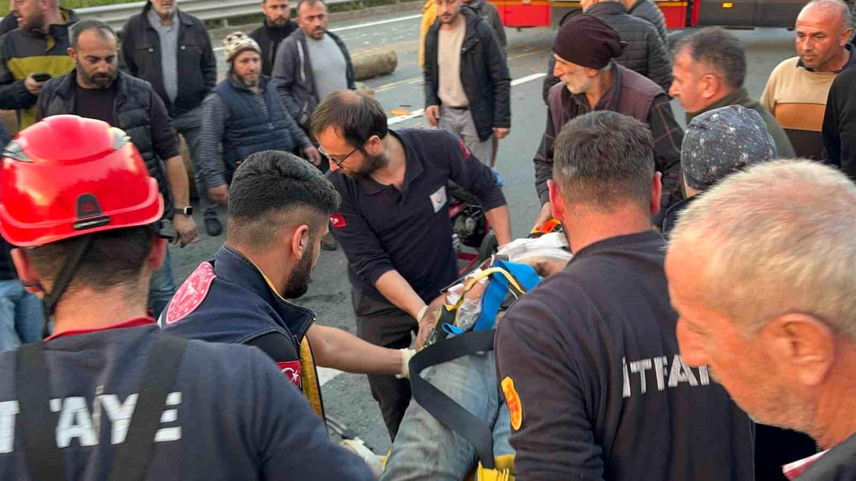 Rize\'de tomruk yüklü kamyon ile kamyonet çarpıştı: 3 yaralı