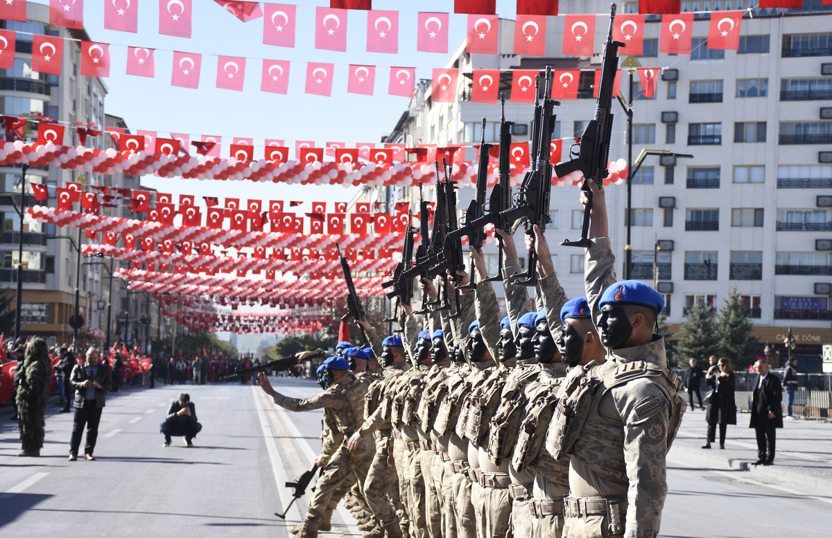 Sivas\'ta Cumhuriyet Bayramı kutlamalarında komandoların gösterisi ilgi gördü