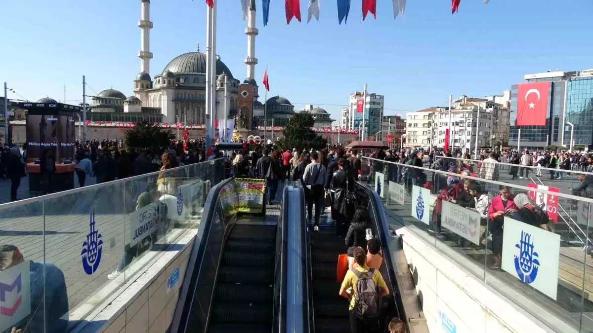 Taksim Meydanı\'ndaki Asansör ve Yürüyen Merdiven Arızaları Engellilere Zor Anlar Yaşatıyor