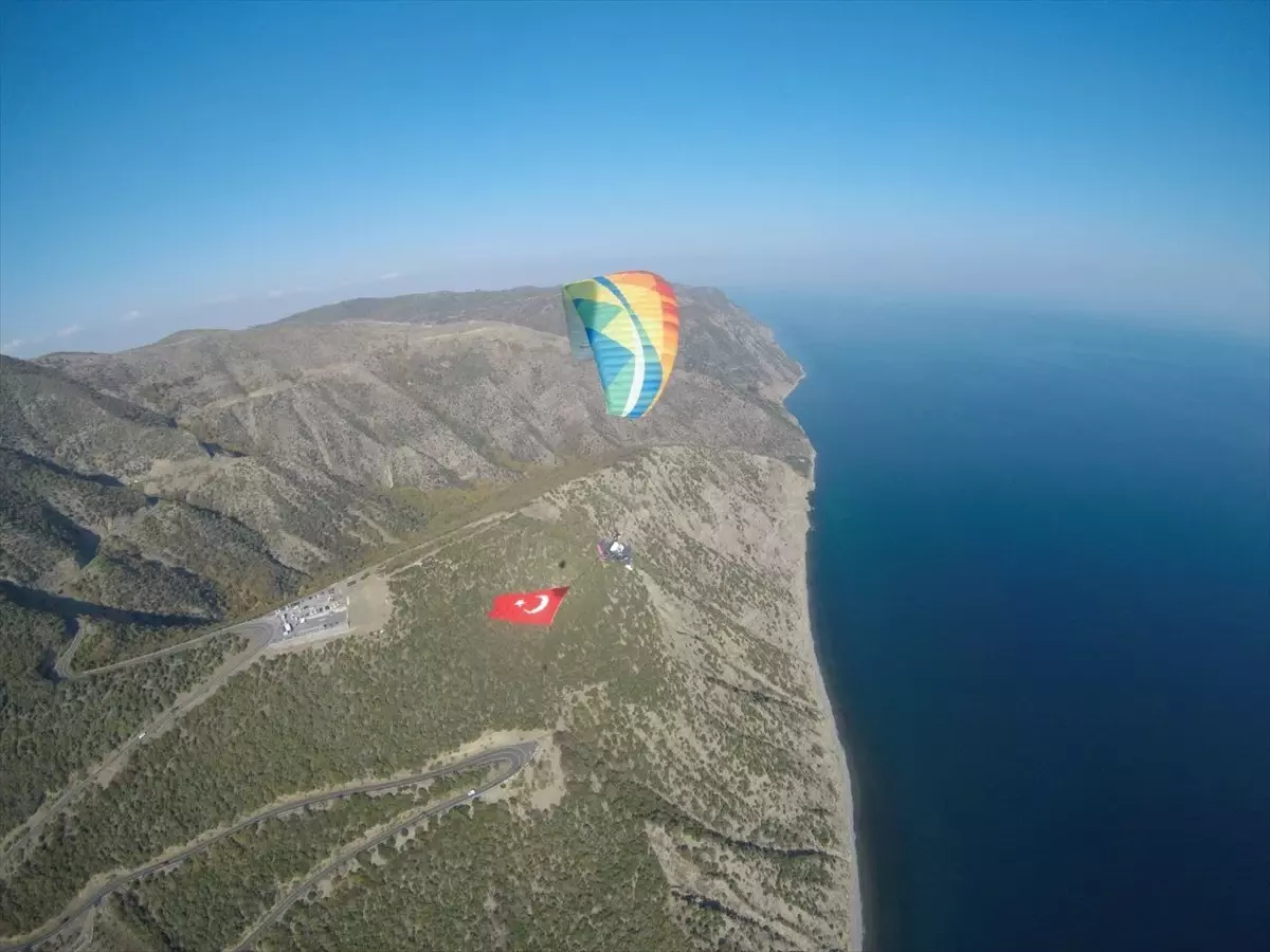 Tekirdağ\'da Yamaç Paraşütüyle Cumhuriyet Bayramı Kutlaması