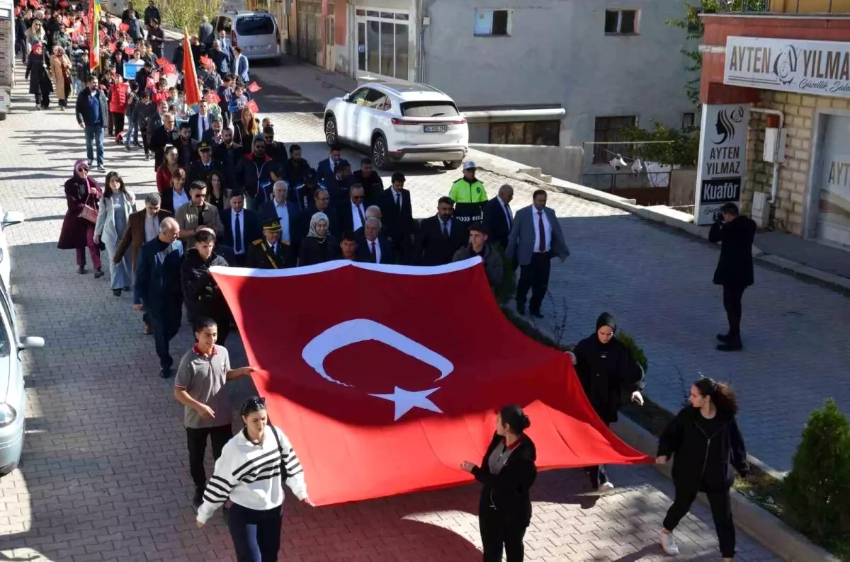 Tercan\'da Cumhuriyet Bayramı Etkinlikleri: Ata\'ya Saygı Yürüyüşü Gerçekleştirildi