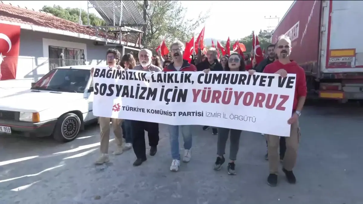 Tkp İzmir Örgütü, Cumhuriyet Bayramı\'nda Kaçak Tarikat Yurdunu Protesto Etti