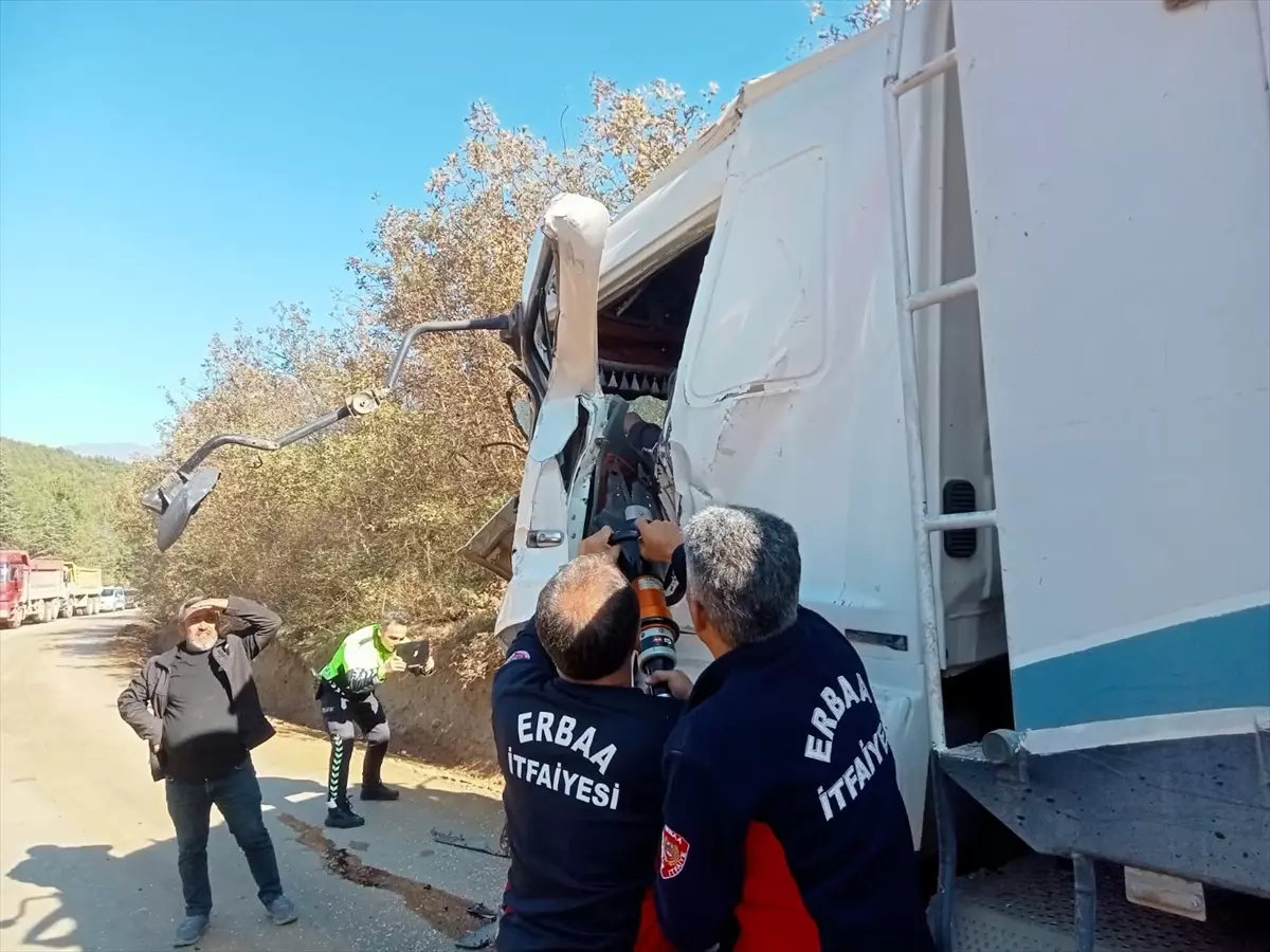 Tokat\'ta Kamyon Çarpışması: 2 Yaralı