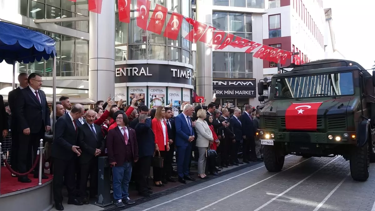 Trabzon\'da 29 Ekim coşkusu; \'Bayrak dede\', Türk bayrağını elinden hiç bırakmadı