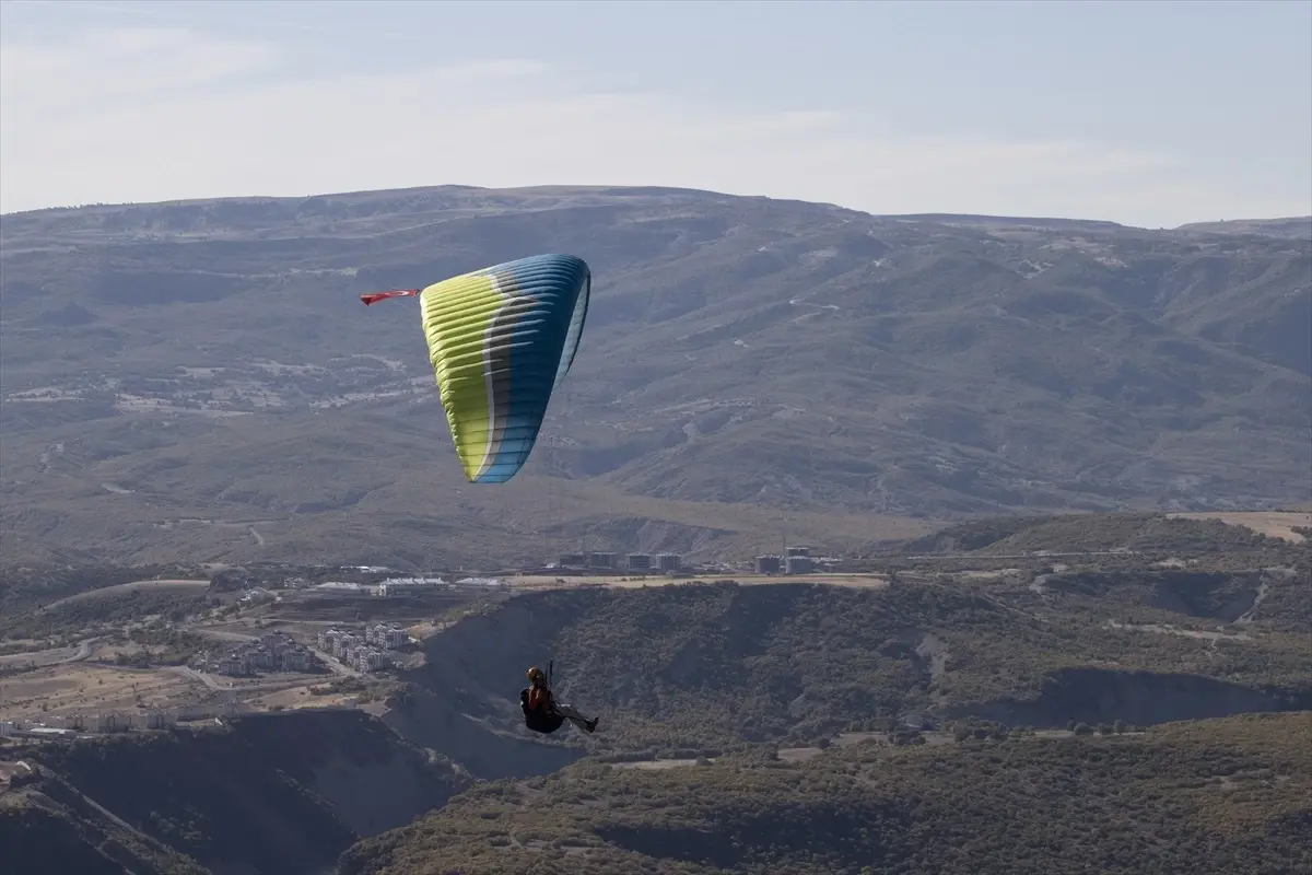 Tunceli\'de Yamaç Paraşütüyle Cumhuriyet Kutlaması