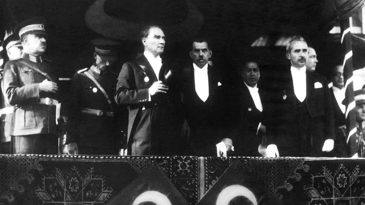 Ulu Önder Mustafa Kemal Atatürk\'ün "En büyük eserim" dediği Türkiye Cumhuriyeti 101. yılını kutluyor