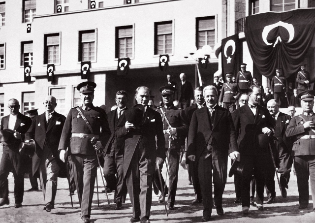 Ulu Önder Mustafa Kemal Atatürk'ün 'En büyük eserim' dediği Türkiye Cumhuriyeti 101. yılını kutluyor